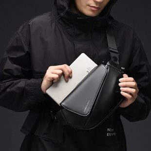 2026高颜值防泼水翻盖男式外出机车斜挎胸包IPADMINI手机单肩背包