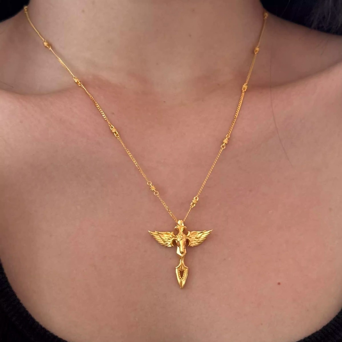 小红书爆款双翼骏马吊坠项链生肖马年配饰休闲百搭毛衣链一件代发