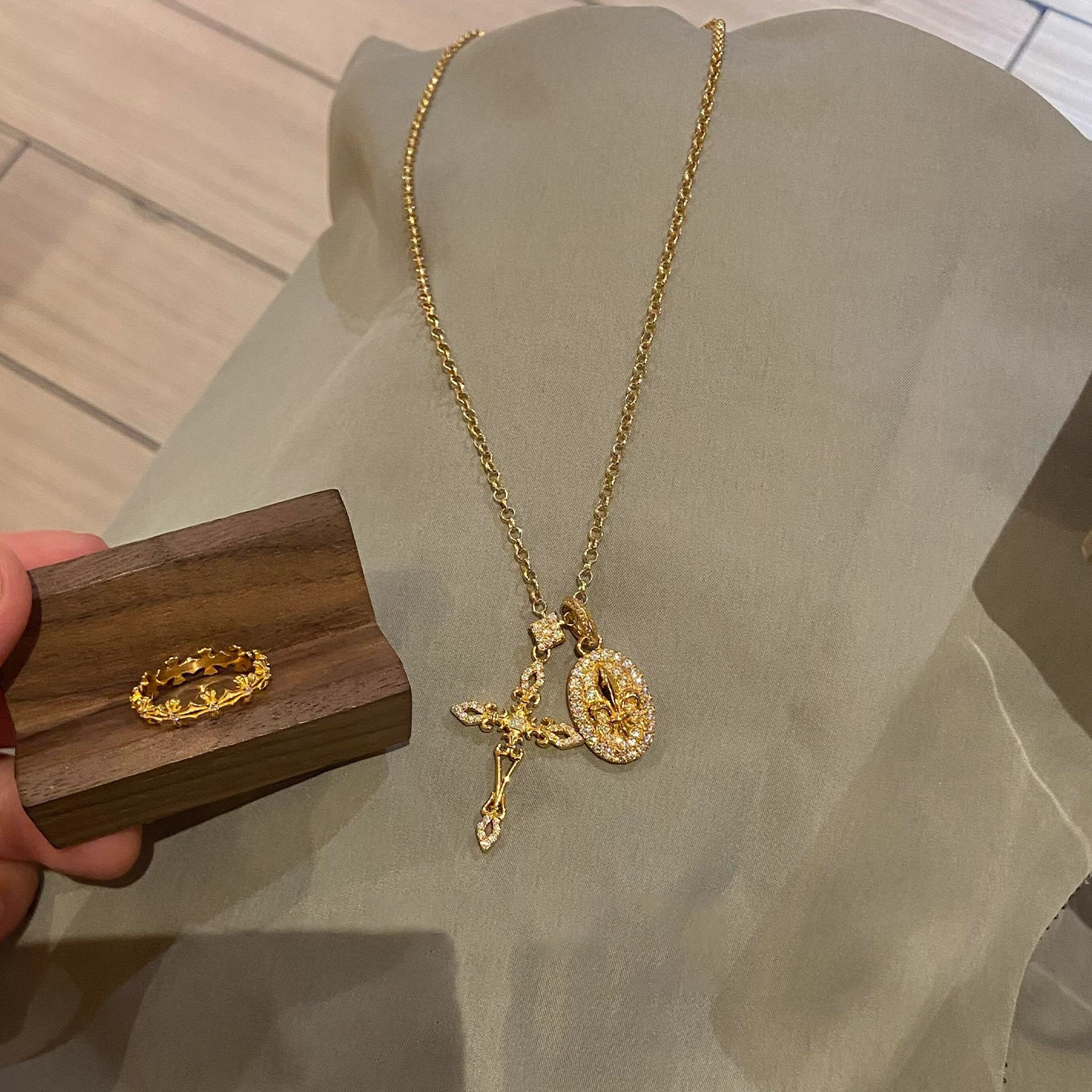 小红书爆款十字鸢尾花椭圆吊牌吊坠项链轻奢高级感毛衣链一件代发