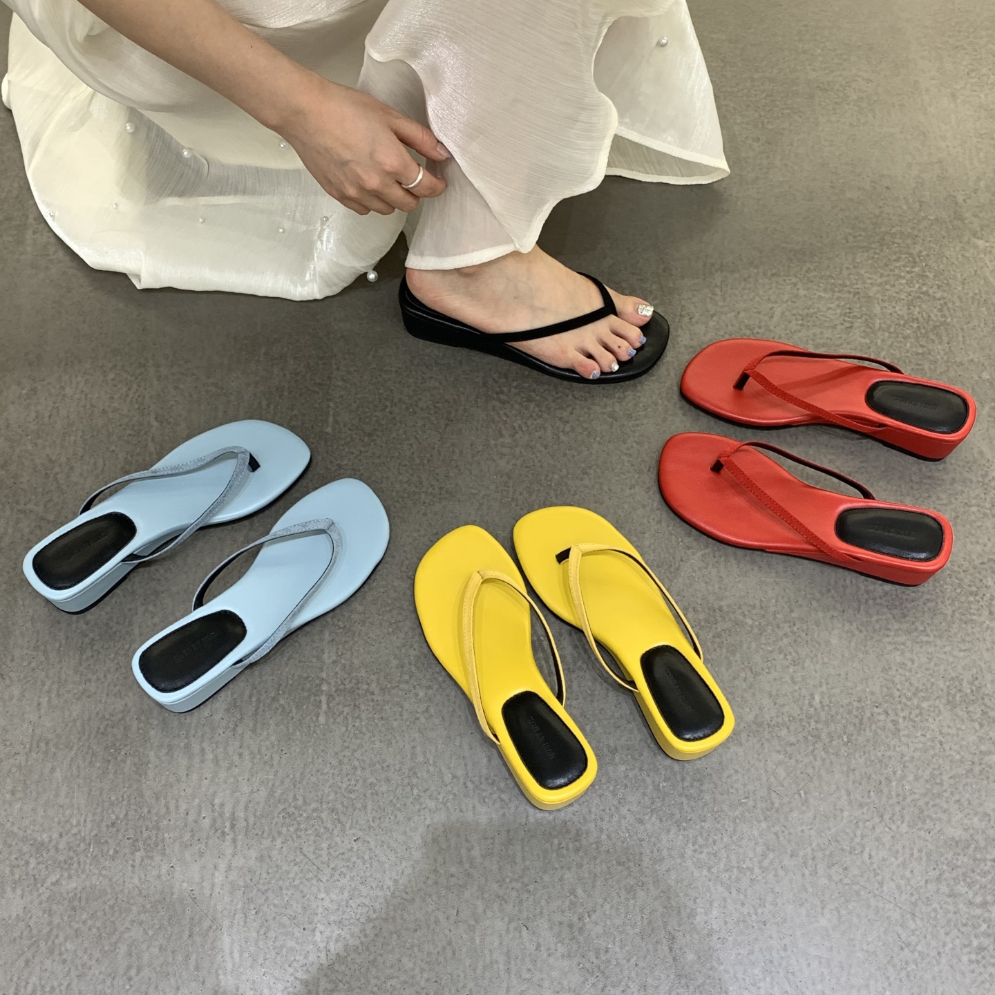 坡跟黑色夹脚人字拖鞋女鞋子外穿2025夏季休闲百搭度假风凉拖凉鞋