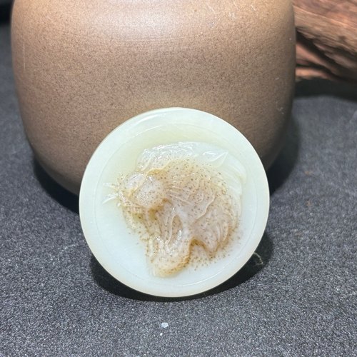 和田玉挂件罗甸玉圆形虎牌