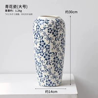 Синий и белый фарфор большого размера на белом фоне.