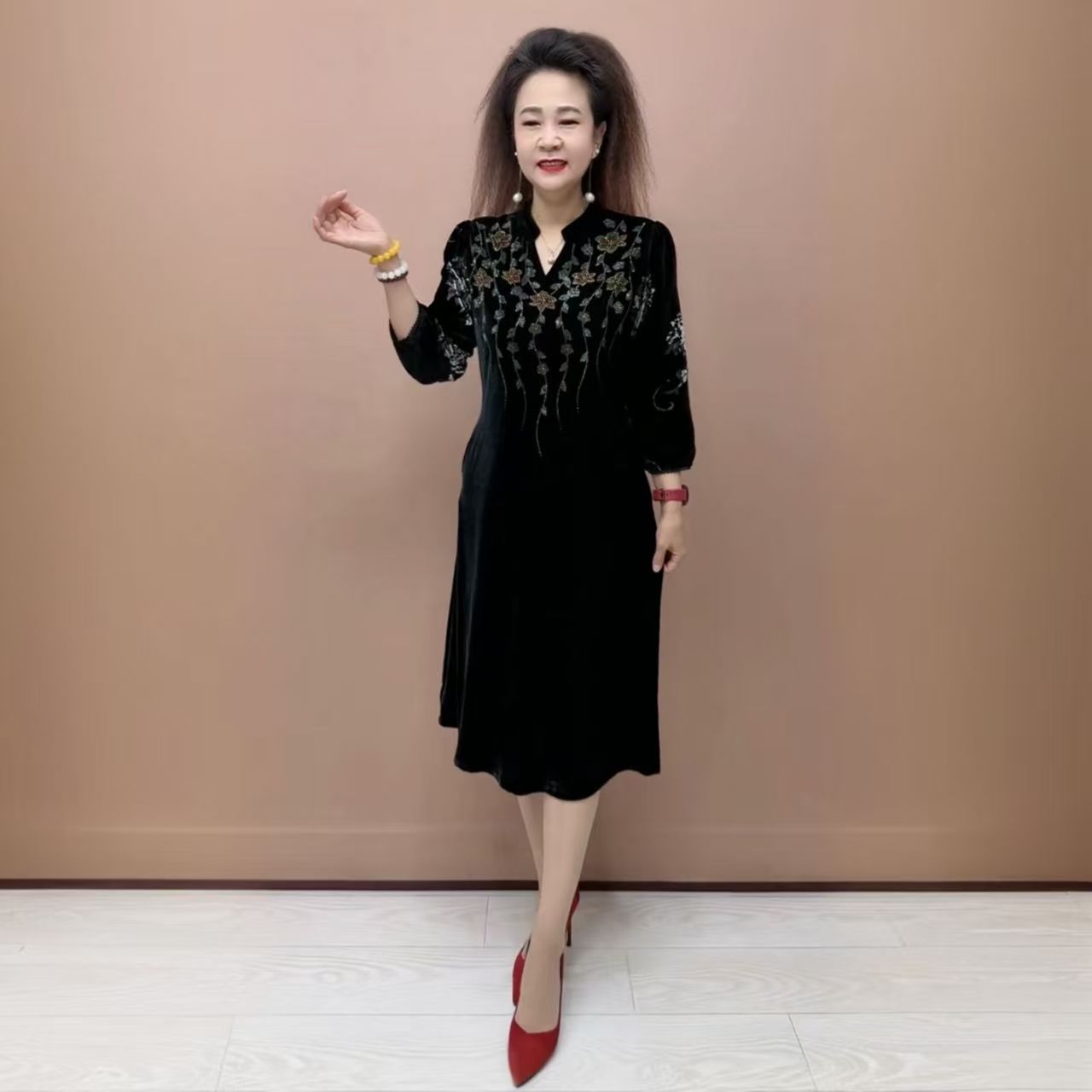 高端妈妈秋冬新款重工洋气连衣裙丝绒宽松大码遮肉显瘦打底中国风