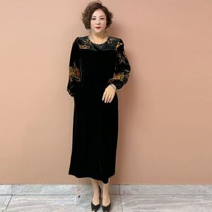 妈妈高端连衣裙丝绒过膝洋气中老年宽松春秋新款钩花气质裙子大码