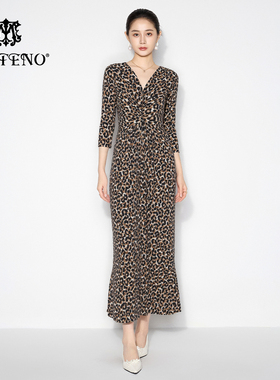 马天奴2025秋冬新款黑色印花V领修身收腰连衣裙子长袖气质时尚女