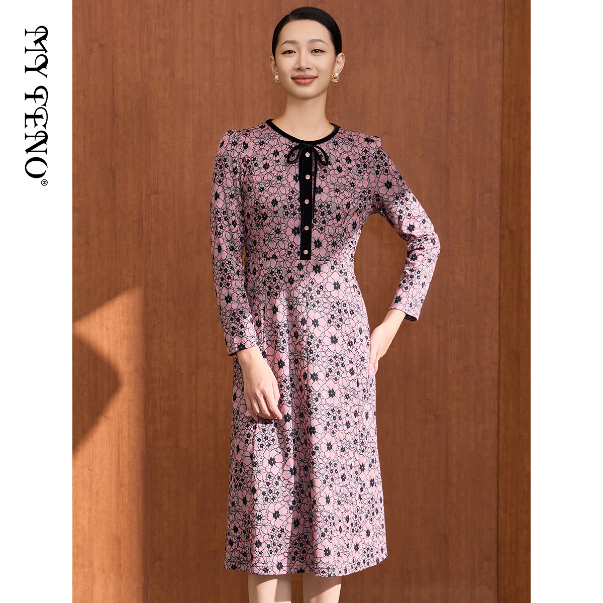 马天奴粉色提花圆领收腰连衣裙