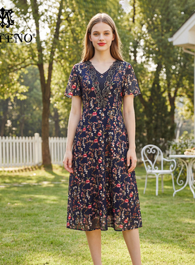 马天奴夏季新款宝蓝色V领印花气质连衣裙修身钉珠复古短袖长裙子