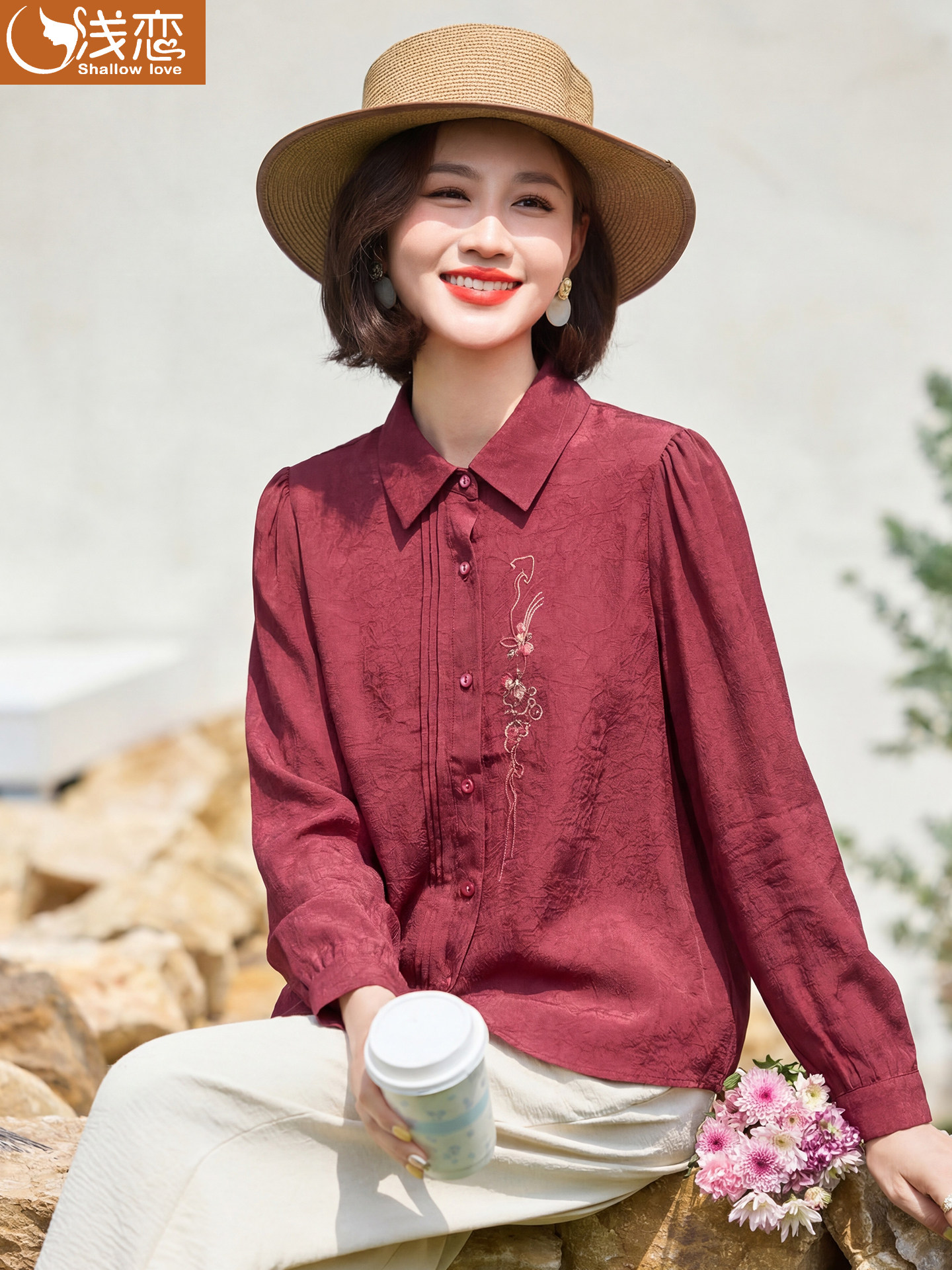 เสื้อเชิ้ตแขนยาวสุดเก๋สำหรับคุณแม่ เสื้อผ้าฤดูใบไม้ผลิและฤดูใบไม้ร่วงสำหรับสตรีวัยกลางคน เสื้อเชิ้ตแบบบางรุ่นใหม่ ด้านบนปักลายดอกไม้สำหรับวัยกลางคนและผู้สูงอายุ