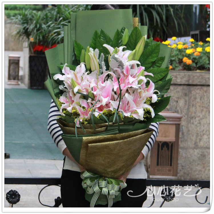10枝粉色香水百合重庆心心花店送花同鲜花速递生日友情教师节冲钻