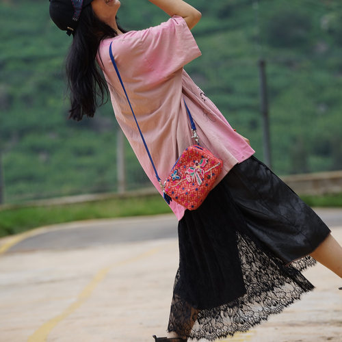 烧豆腐2024抒闲原创四方包宝蓝头层牛皮非遗织锦打籽扣绣化妆斜挎