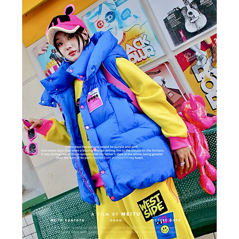 宝蓝彩色字母休闲防寒棉服马甲女