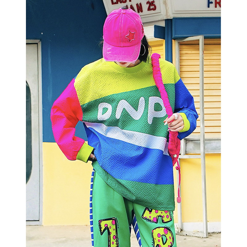 黄绿蓝拼接彩色字母宽松休闲T恤