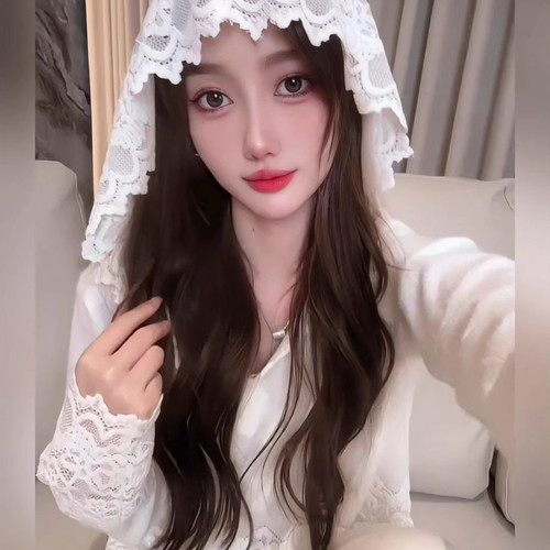 白色蕾丝拼接连帽打底衫女