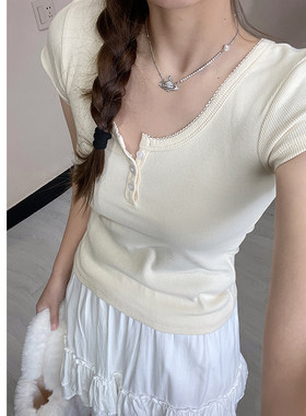 纯欲风花边三粒扣正肩短袖t恤女