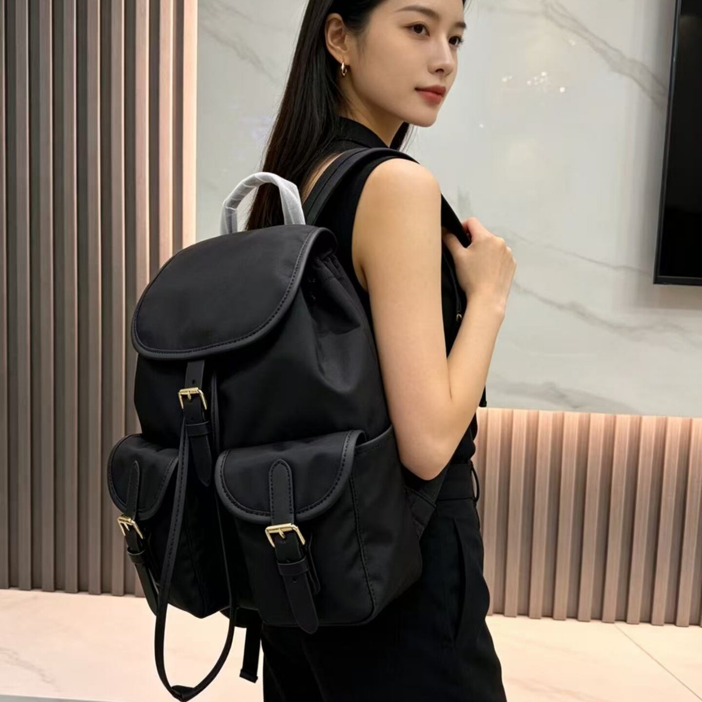 博宝罗女士黑色包盖式双肩包大容量轻便旅行背包通勤简约风