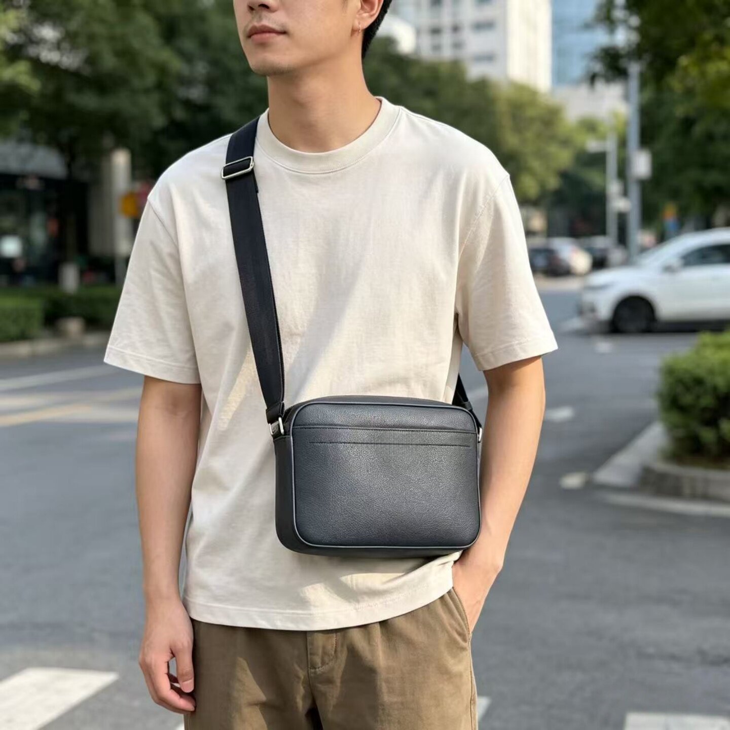 男士斜挎包真皮质感休闲单肩包通勤相机包送男友老公大气实用礼物