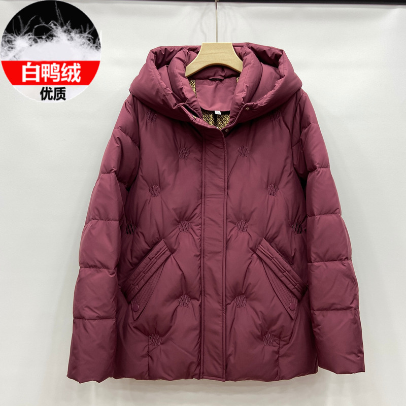 891妈妈羽绒服女中老年装刺绣连帽大码宽松连帽羽绒衫白鸭绒外套