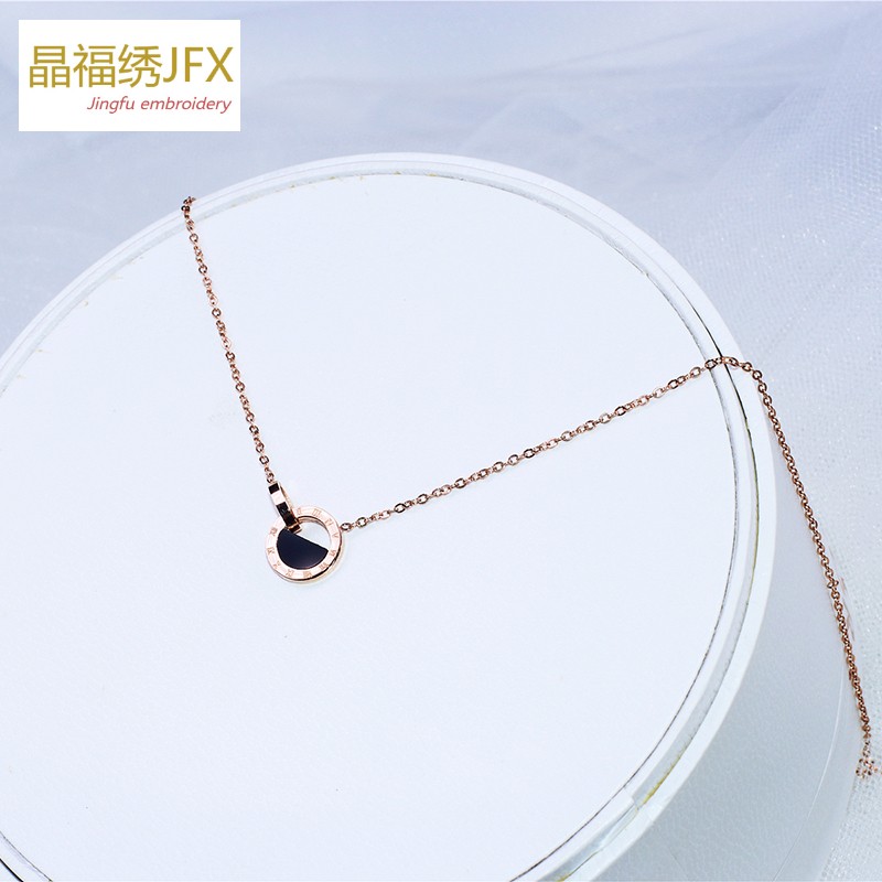 ʱÉÐîѸֶÆ18Kõ¹å½ðÂÞÂíÊý×ÖÏîÁ´ºÚɫ˫»·ËøÁ´¶Ì¿îÊÎÆ·Å®X048