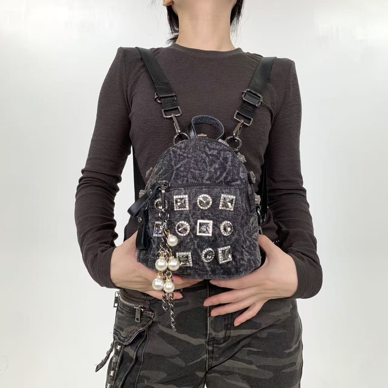 美式朋克牛仔双肩背包女千禧辣妹铆钉链条装饰个性街头y2k小书包