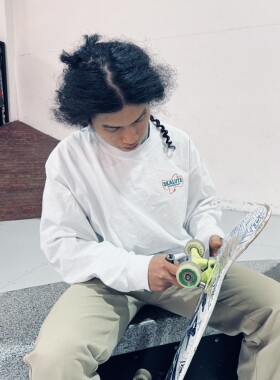 SKALUTE 白色长袖T恤 宽松落肩 街头滑板 独立品牌