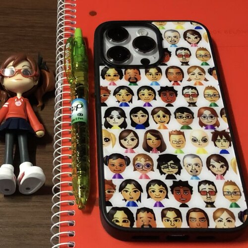 满屏日本小人表情适用苹果15promax手机壳iphone14pro保护套13卡通12可爱11磨砂玻璃背板硬16plus黑色软边x女