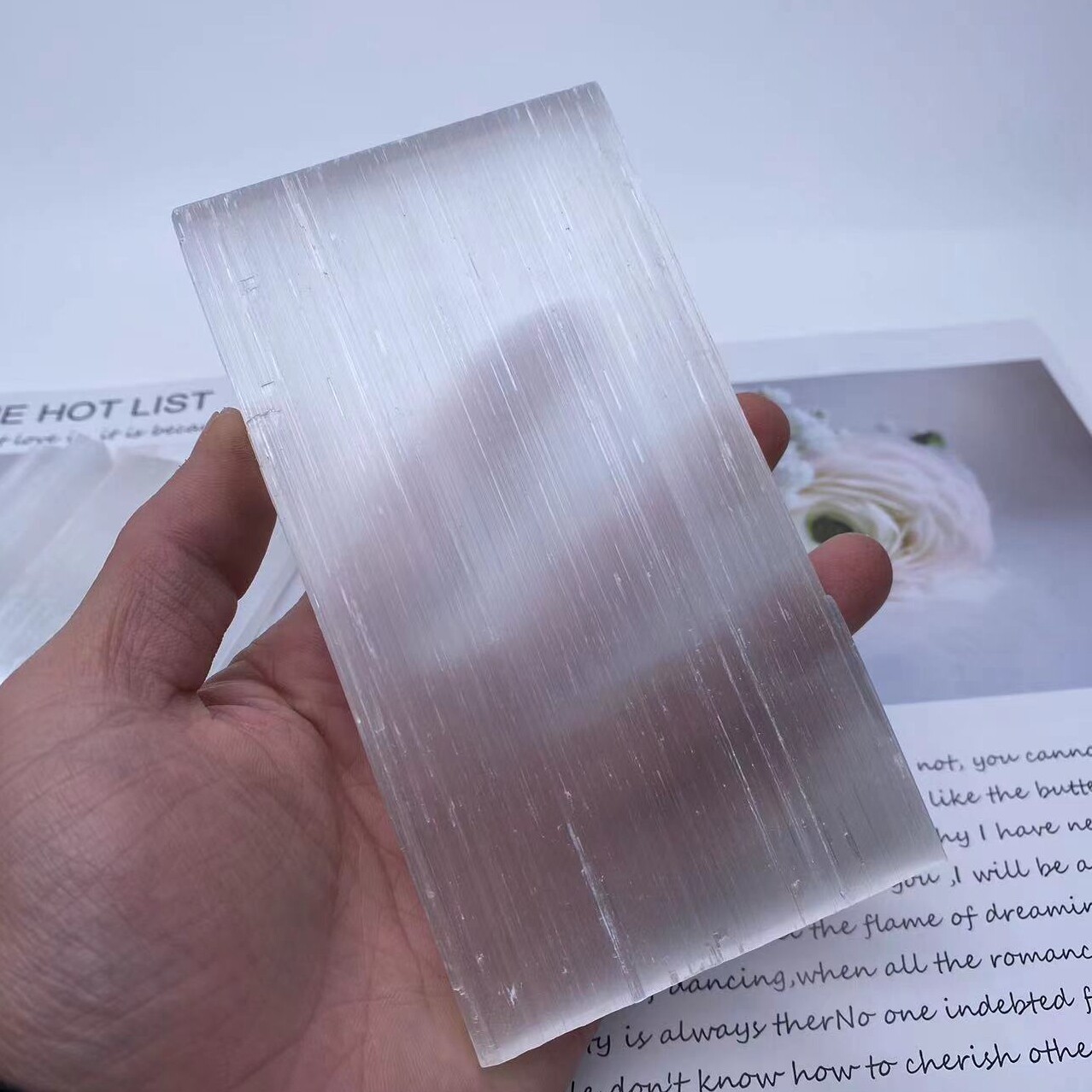천연 모로코 반투명 석고 원석 스트립과 광물 표본의 얇은 조각으로 자장을 제거한 장 크리스탈 장식품