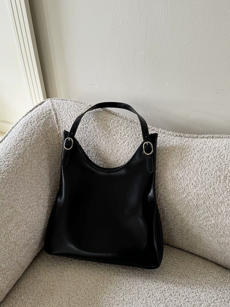 Leather one-shoulder bag, capacious shoulder bag, high-end