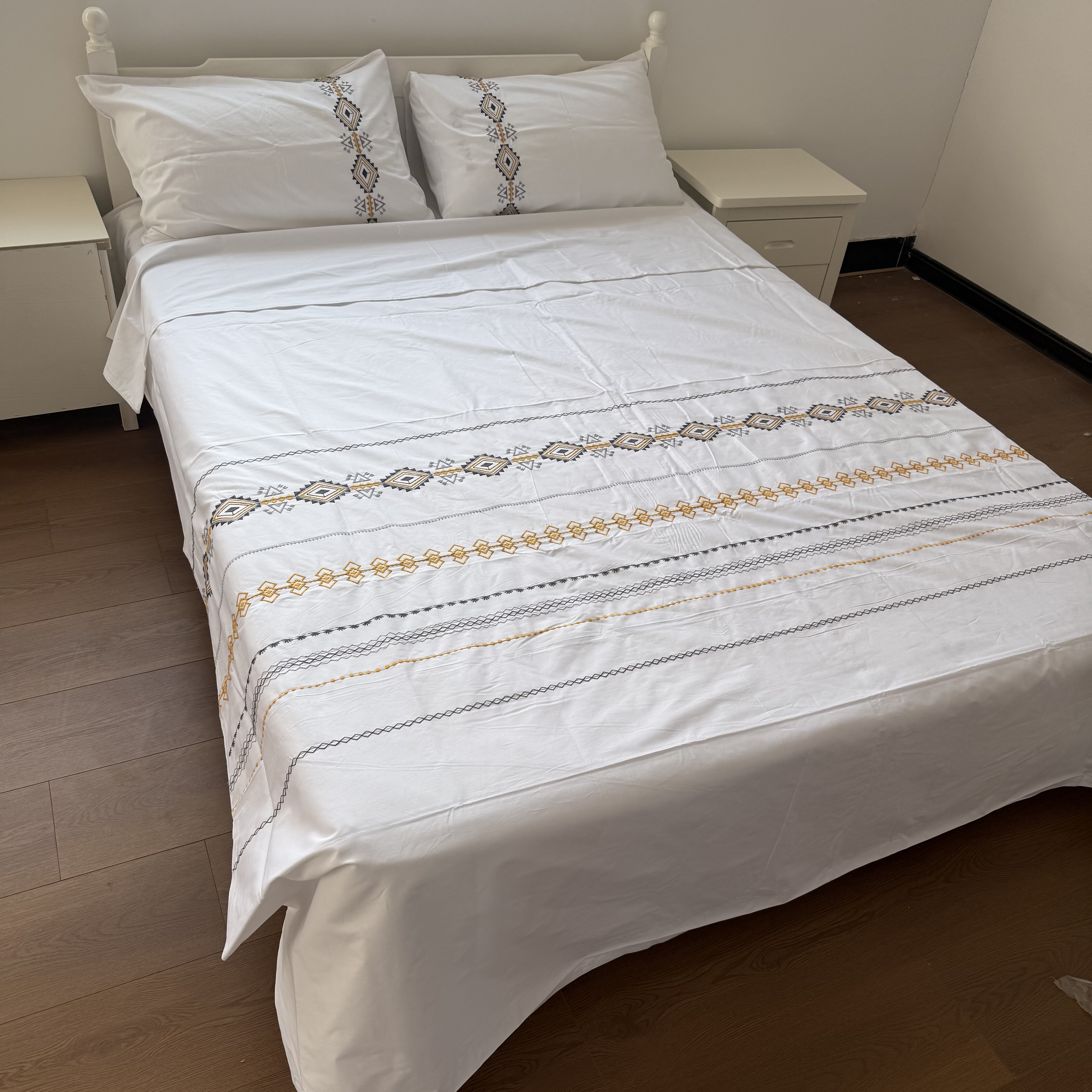 低于成本价清仓！外贸尾单全棉刺绣四件套床单被套枕套几何风绣花