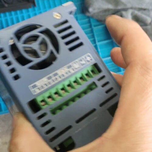 康沃CDE3101.5KW变频器一台成色自定义底角塑料议价