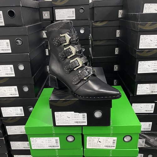 美国设计师买手高奢品牌P牛皮尖头粗跟绑带钢珠机车酷靴4022黑色