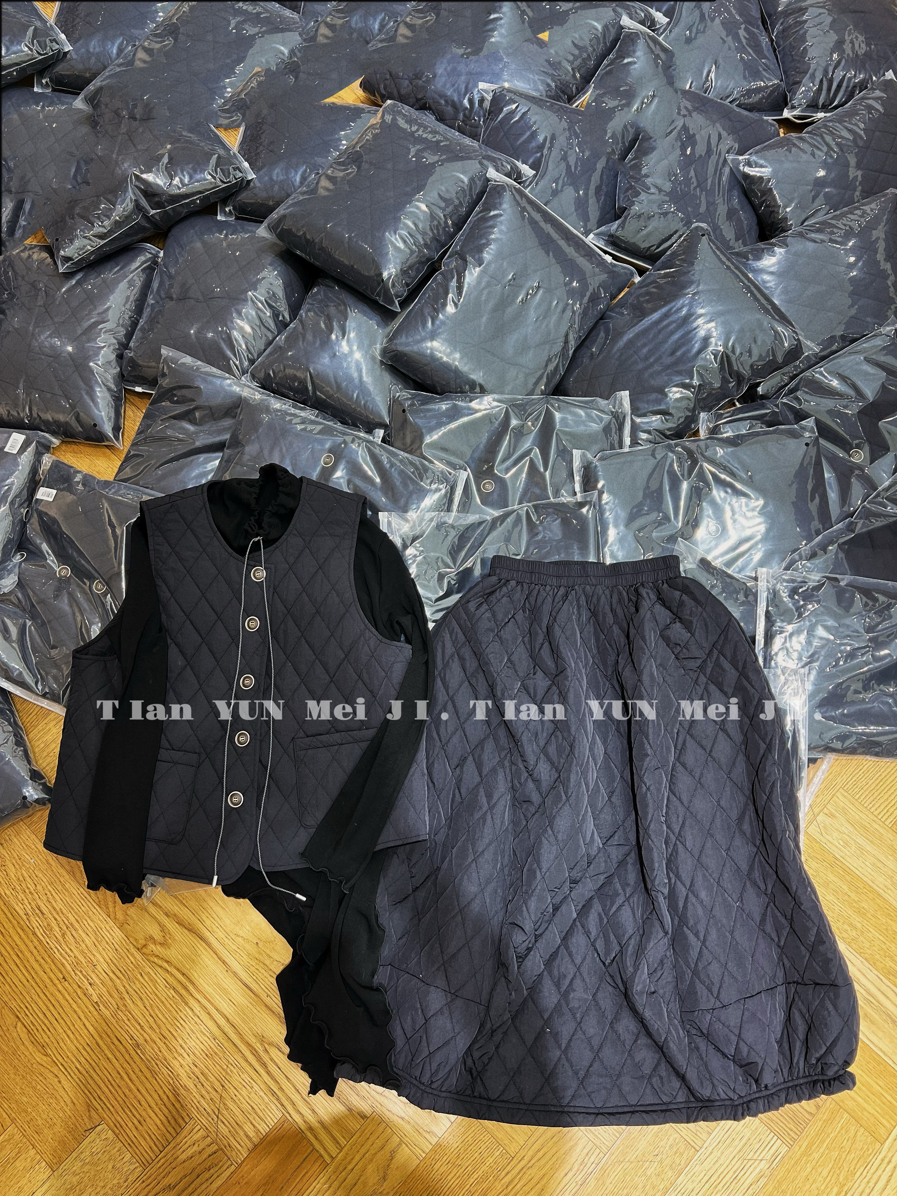 欧货2025秋冬新款小众设计感菱形格夹棉马甲+半身裙两件套女套装