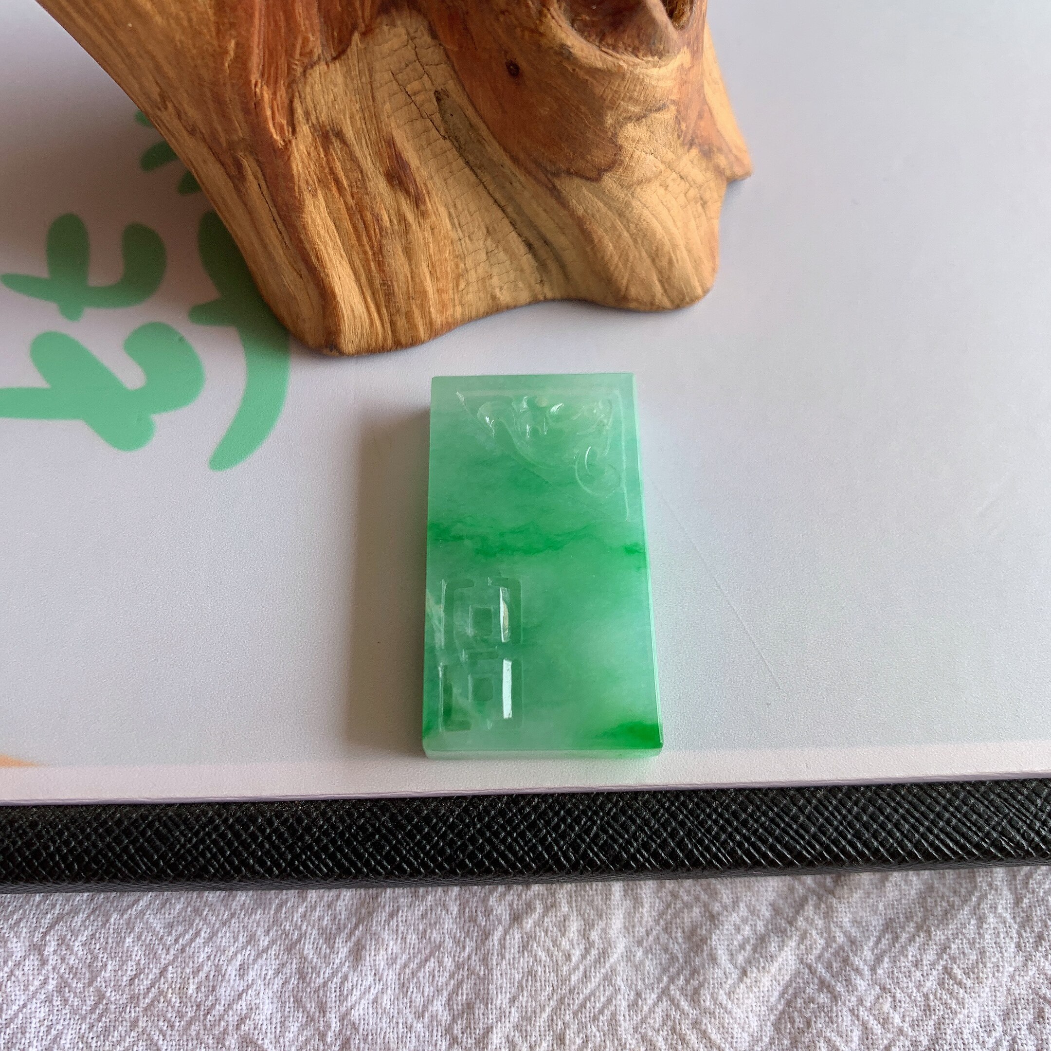 缅甸天然A货翡翠冰糯种飘阳绿牌子吊坠老坑玉翡翠飘阳绿牌子挂件