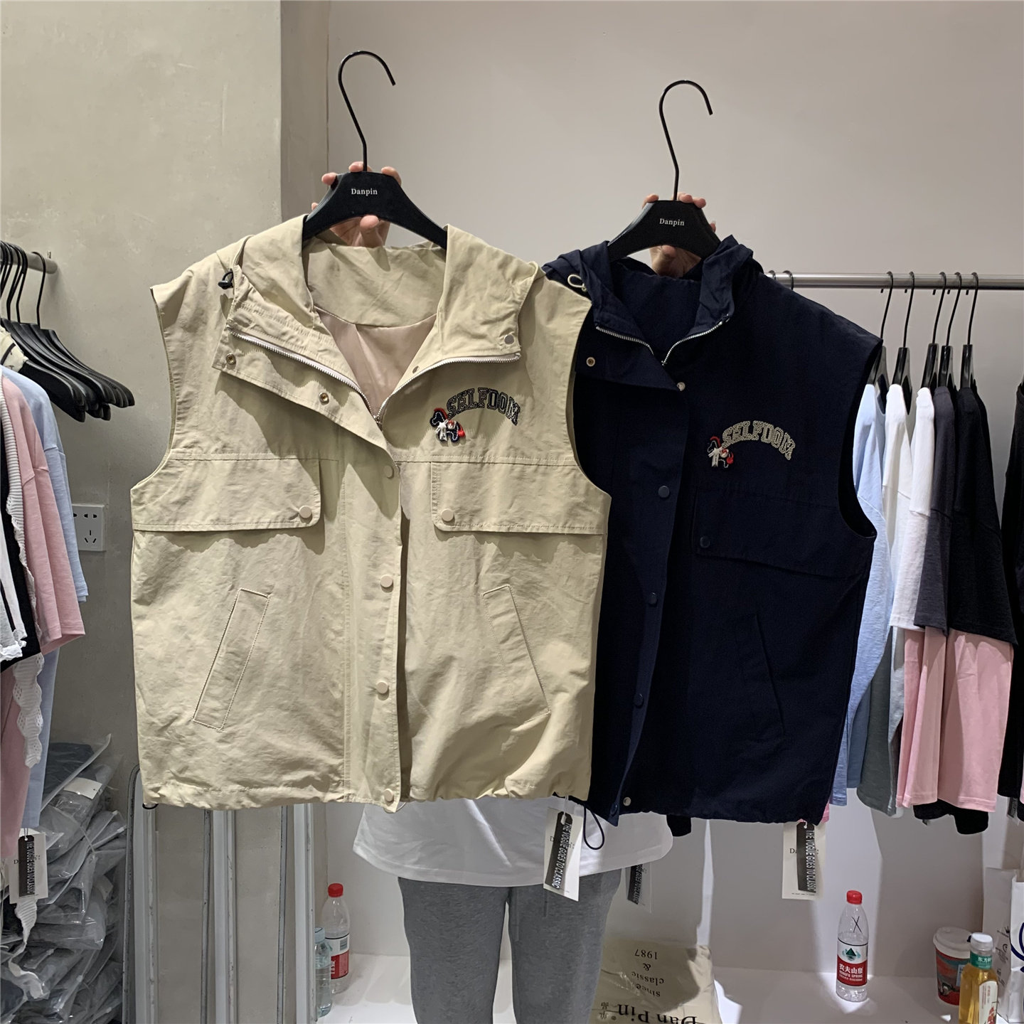 单品DANPIN 2026早春新款工装风连帽马甲女字母刺绣无袖坎肩外套