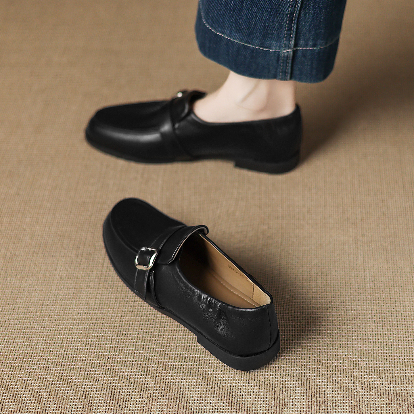 巨好看英伦黑色小皮鞋一脚蹬单鞋