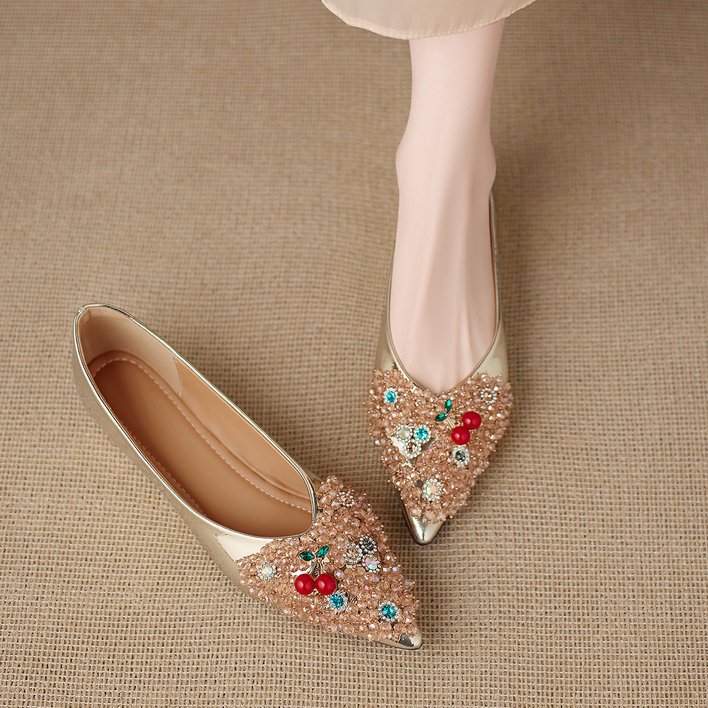 气质水钻绝美单鞋女不累脚2026春夏款尖头浅口巨好看一脚蹬平底鞋