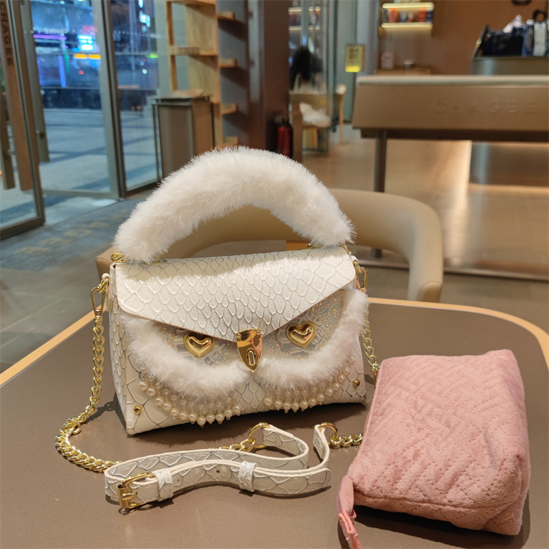 真皮毛毛手提包女包轻奢洋气个性时尚甜美重工流苏链条猫头鹰小包