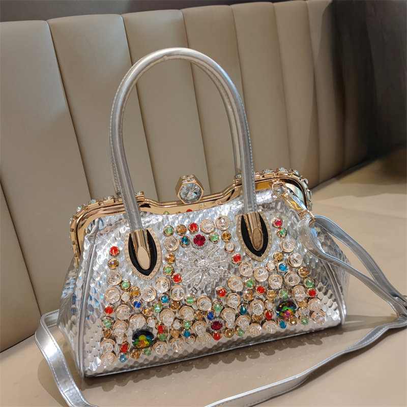 高级感轻奢真皮包包女2026新款镶钻时尚气质休闲斜挎单肩手提锁扣