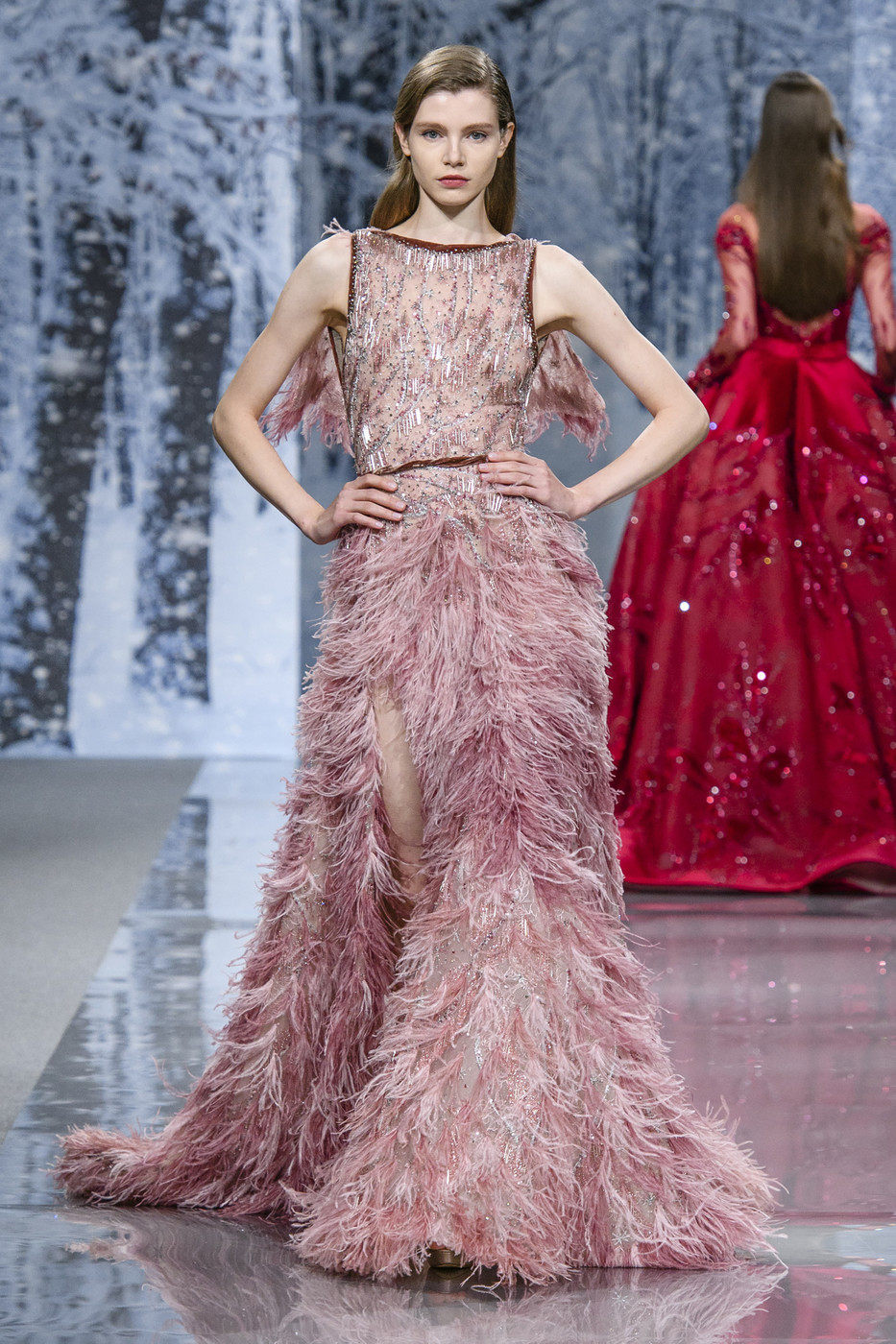 豆沙粉羽毛修身显瘦年会主持唱歌女神生日晚礼服新娘结婚敬酒服