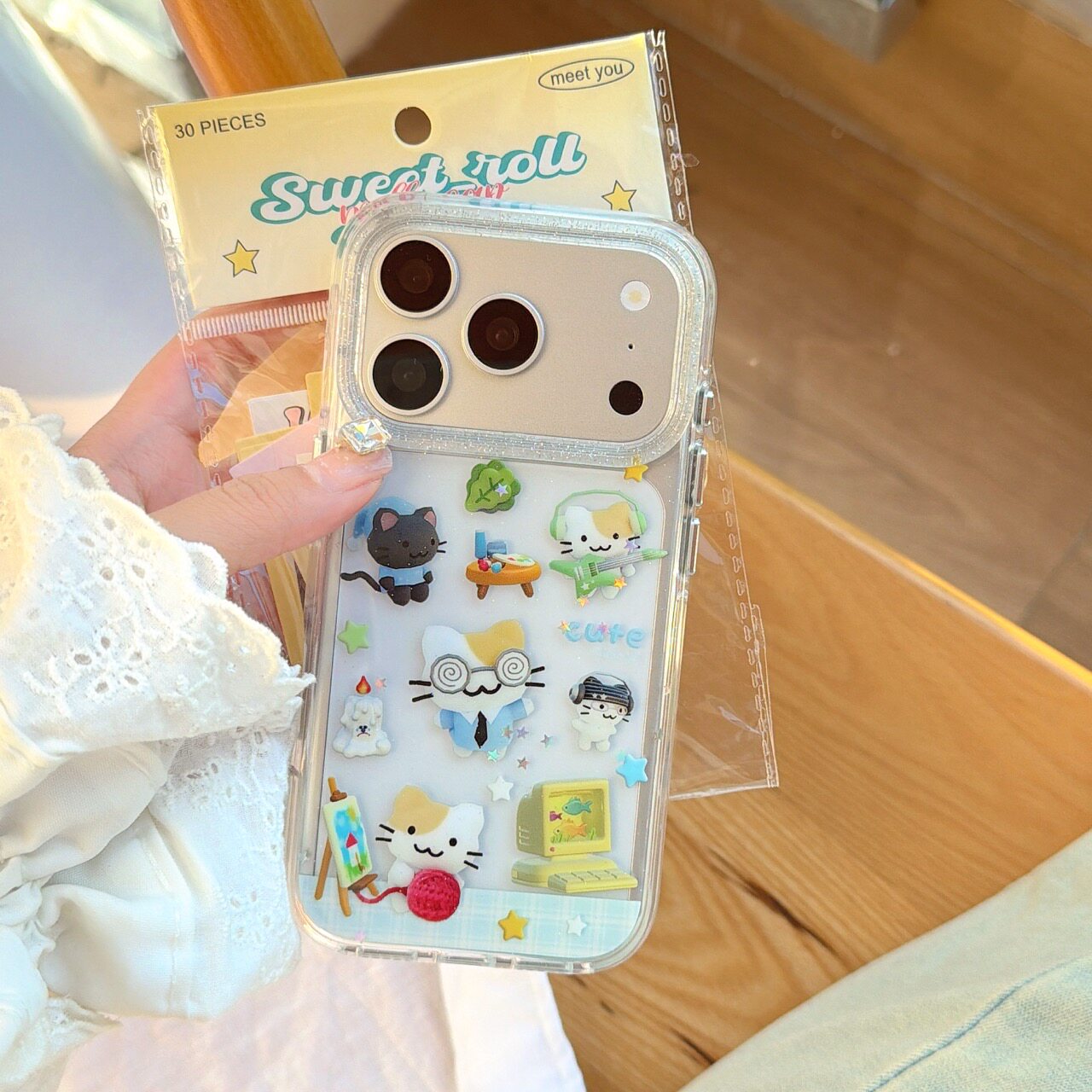 圆弧气囊IMD卡通可爱毛线球带耳机吉他小猫咪手机壳适用iPhone17promax大孔防摔苹果16亮面15趣味创意14新13