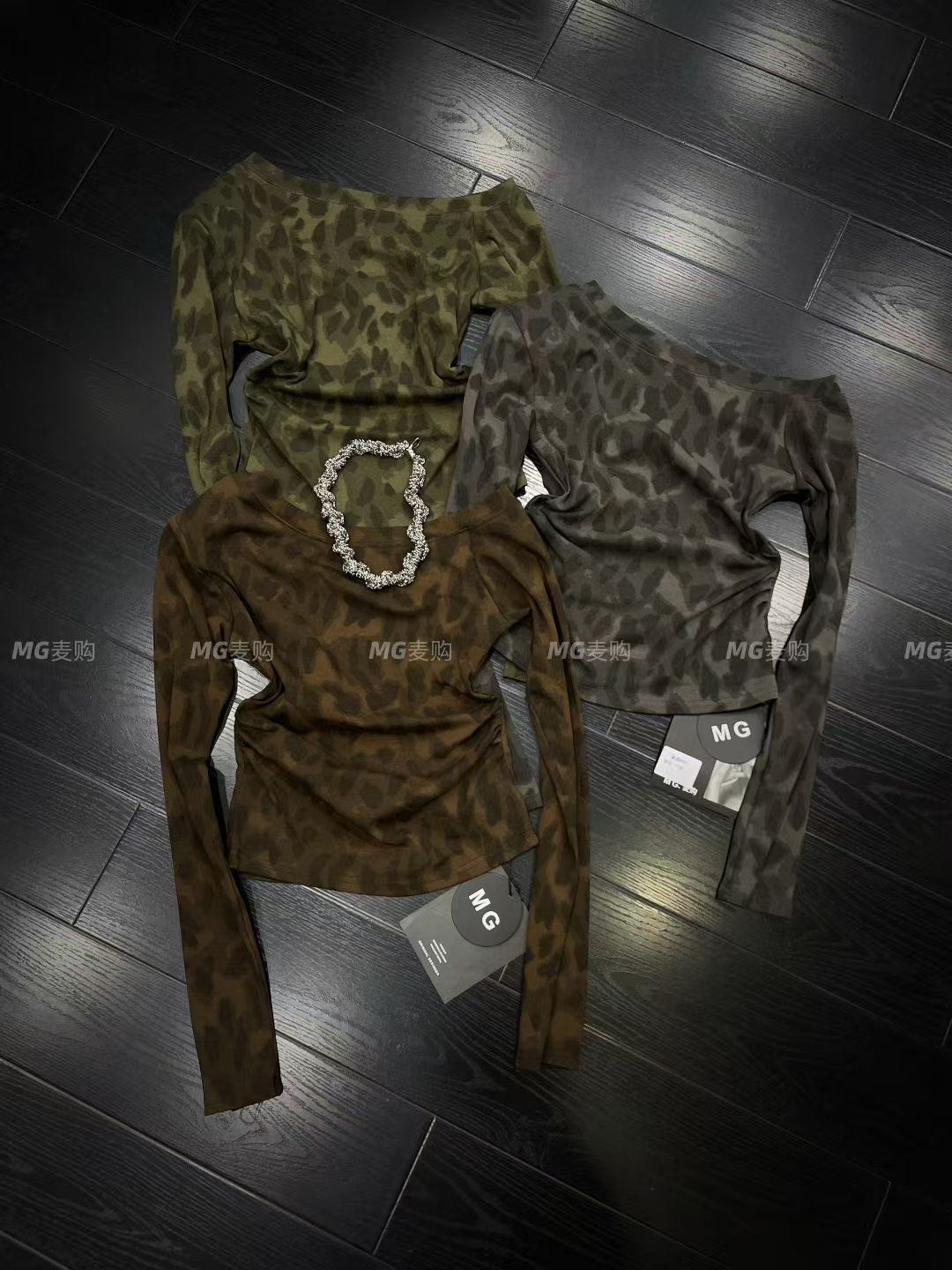 2025秋季新款时尚百搭纯欲辣妹显瘦斜肩豹纹长袖T恤女上衣女潮