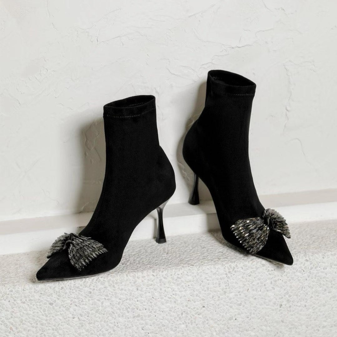 一代佳人26B893蝴蝶结尖头细跟短靴女黑色弹力靴气质高跟袜靴