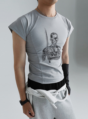 JohariWIndow 紧身持刀战士图案T恤