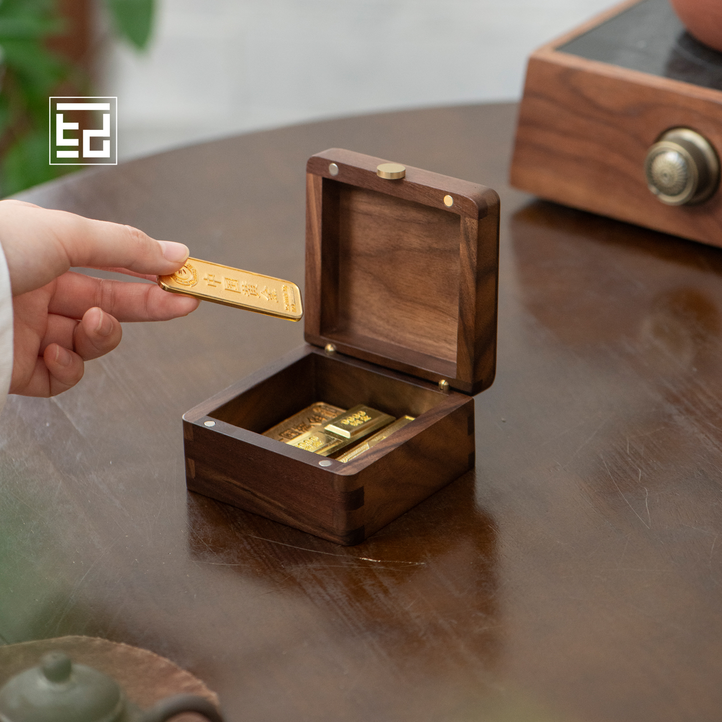 攒金藏富显尊崇，实木小方盒