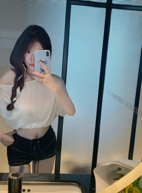 M900斜肩上衣短袖t恤女2026新款露肩设计感白色夏季薄款体恤短款