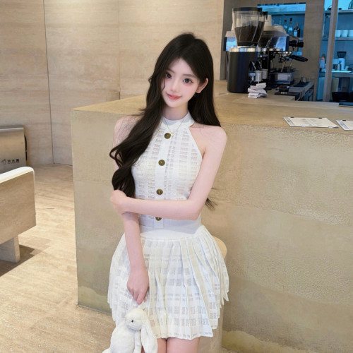 M900套装女2026夏季新款设计感挂脖无袖上衣百褶A字短裙两件套