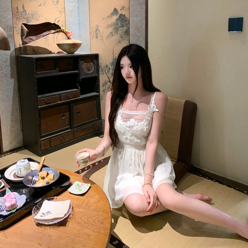 M900吊带蕾丝连衣裙女夏季收腰显瘦高腰短款小个子网纱拼接雪纺裙