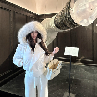 M900白色羽绒服女短款冬季2026年新款连帽超好看大毛领小个子收腰