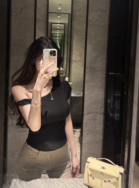 M900斜肩上衣t恤女夏季2026新款短袖露肩黑色设计感体恤短款辣妹