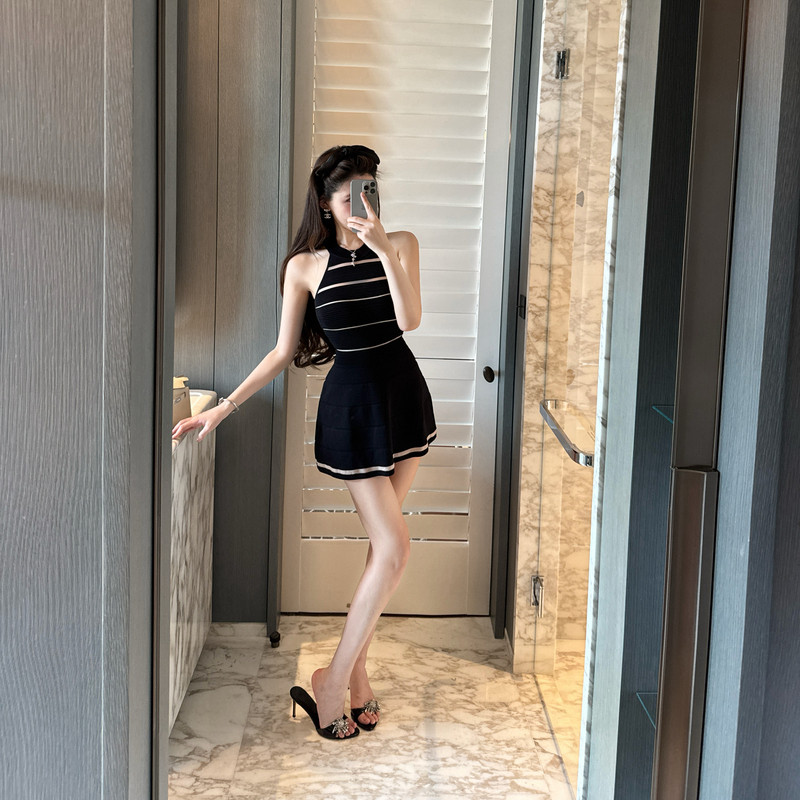 M900挂脖连衣裙女夏2026新款黑白条纹纯欲风露肩修身显瘦A字短裙