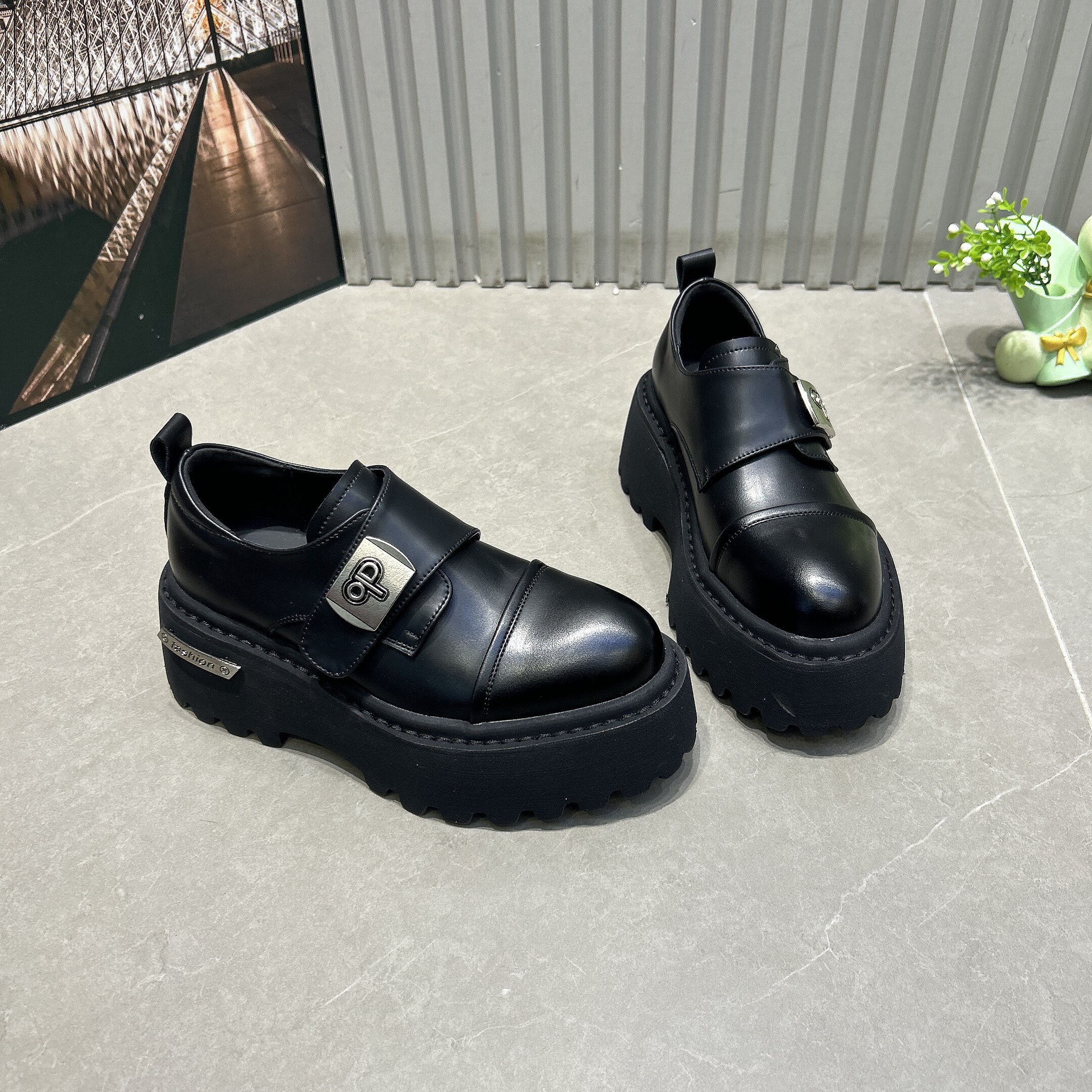 魔术贴厚底乐福鞋尖头英伦风7cm真皮增高单鞋2026春新款松糕女鞋